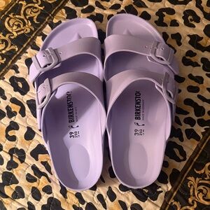 Birkenstock’s like NEW Women’s Arizona big buckle Light Purple Sandal !!